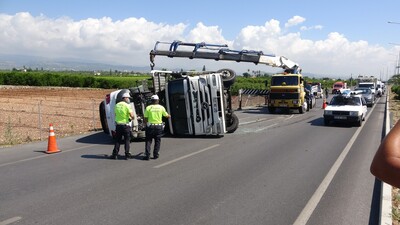TIR devrildi, taşıdığı 5 otomobil pert oldu!