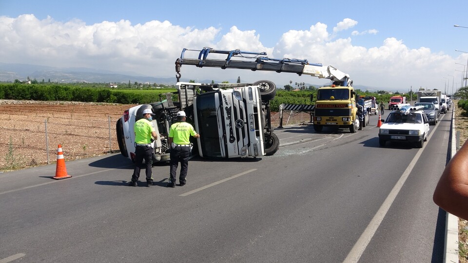 TIR devrildi, taşıdığı 5 otomobil pert oldu!