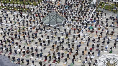 Sosyal mesafeli ilk cuma