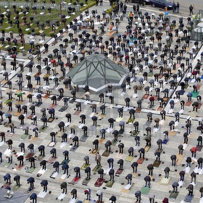 Sosyal mesafeli ilk cuma