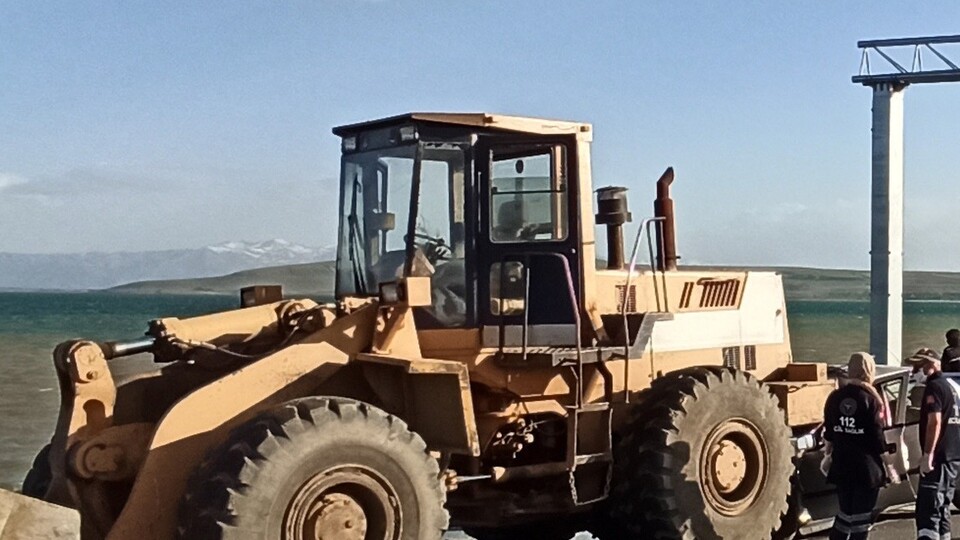 Otomobil kepçenin altına girdi: 1 ölü!