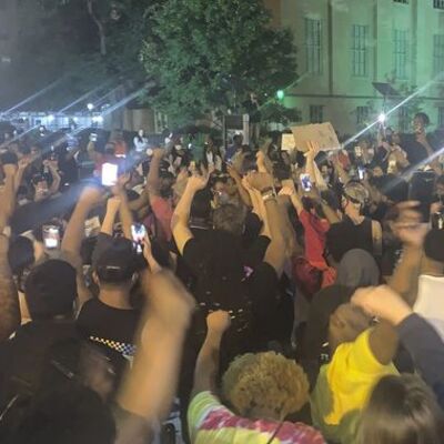 ABD'de polis karşıtı gösteride ateş açıldı!