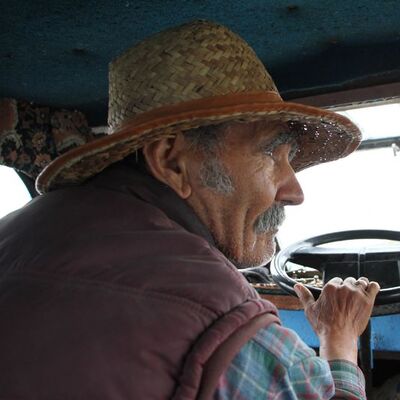 Tuncelili Robinson Crusoe! 15 yılda 4 bin fidan dikti