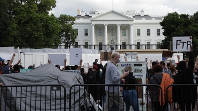 ABD ayakta: Beyaz Saray tecrit altına alındı