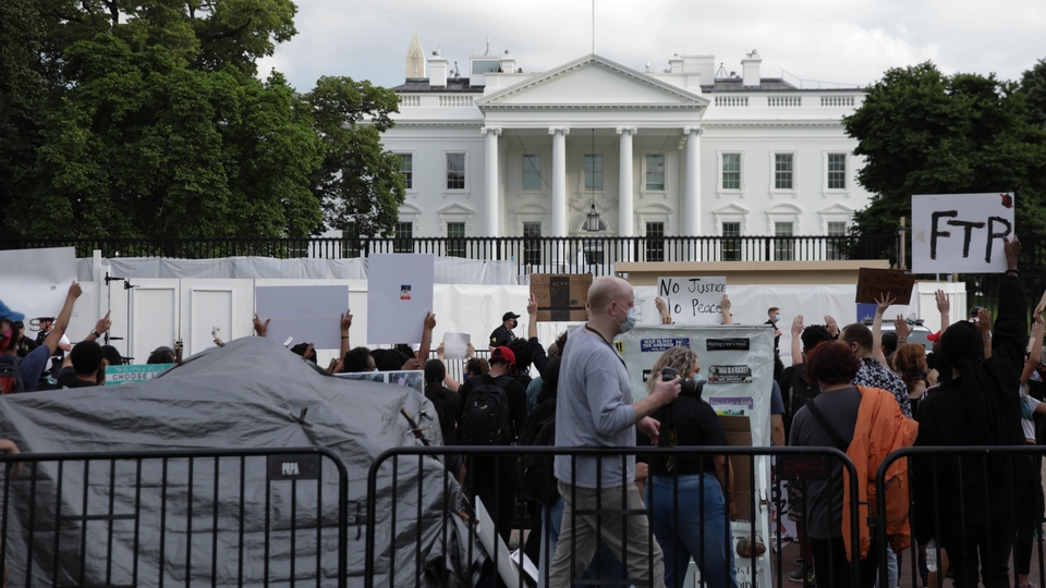 ABD ayakta: Beyaz Saray tecrit altına alındı