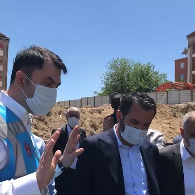 Bakan Kurum Elazığ'da müteahhide sert çıktı