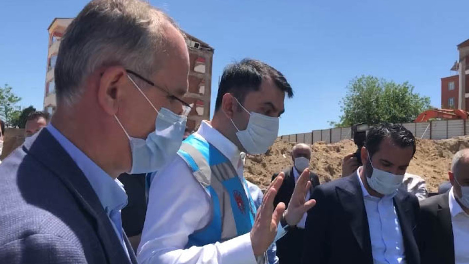 Bakan Kurum Elazığ'da müteahhide sert çıktı