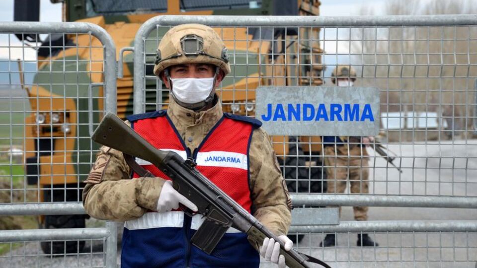 Bir apartman karantinada