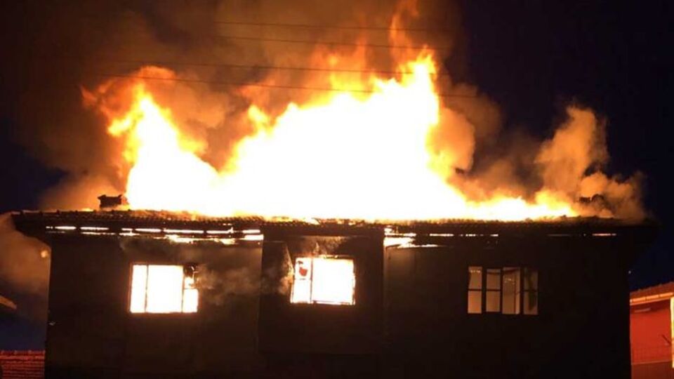 Ankara'da ahşap ev küle döndü