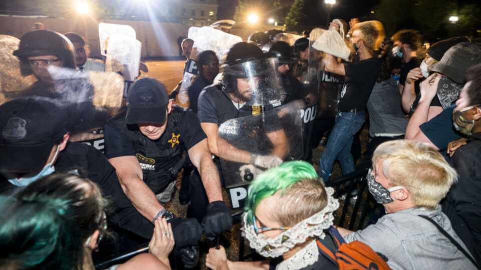 Beyaz Saray önünde yüksek tansiyon! Trump'tan açıklama