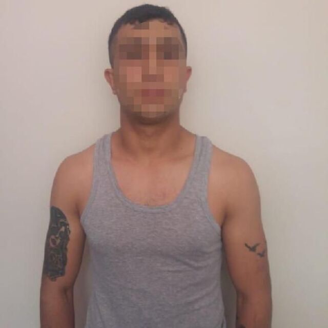 Gözaltındayken polise jiletle saldırmış!