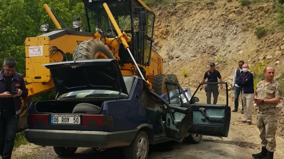 İş makinesi ile otomobil çarpıştı: 1 ölü