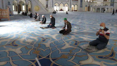 Yeni normaldeki ilk öğle namazı görüntülendi