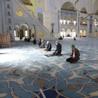 Yeni normaldeki ilk öğle namazı görüntülendi