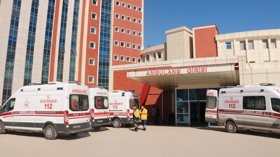 Cenaze aracı devrildi: 1 ölü, 1 yaralı!