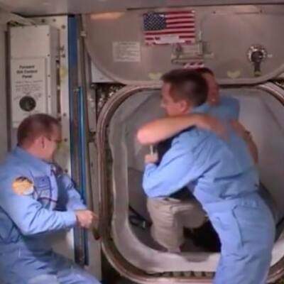 Uzayda tokalaşmak serbest, dünyada yasak!