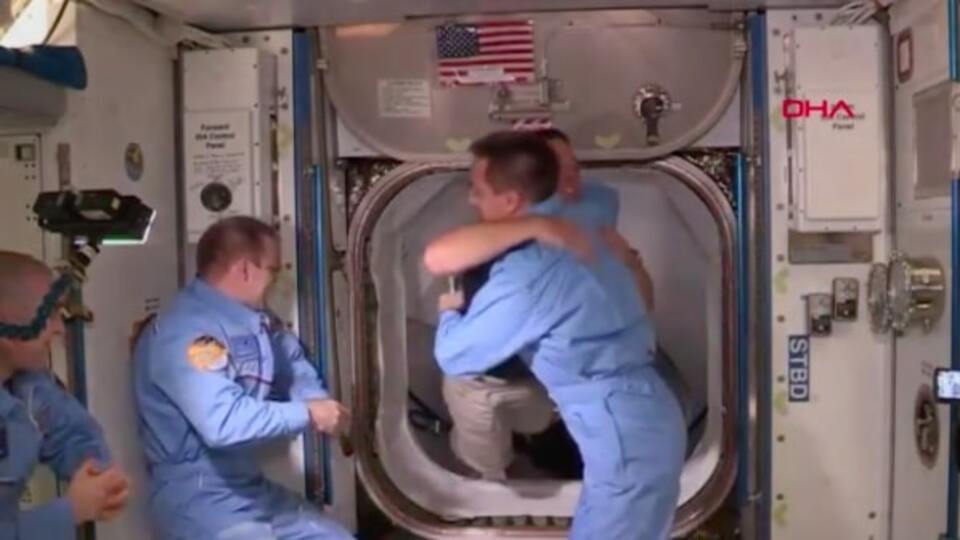 Uzayda tokalaşmak serbest, dünyada yasak!