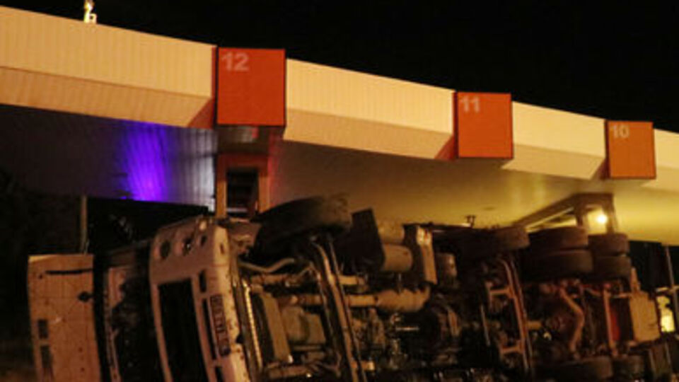 Karbondioksit yüklü tanker devrildi