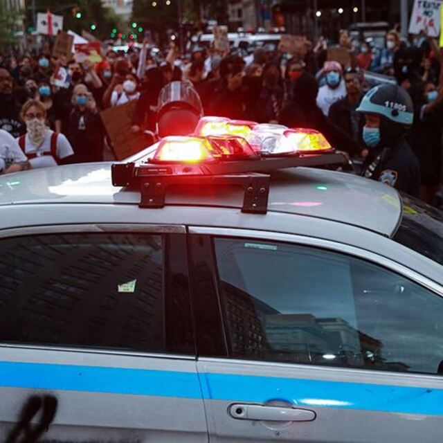ABD'deki gösterilerde 4 polis vuruldu!