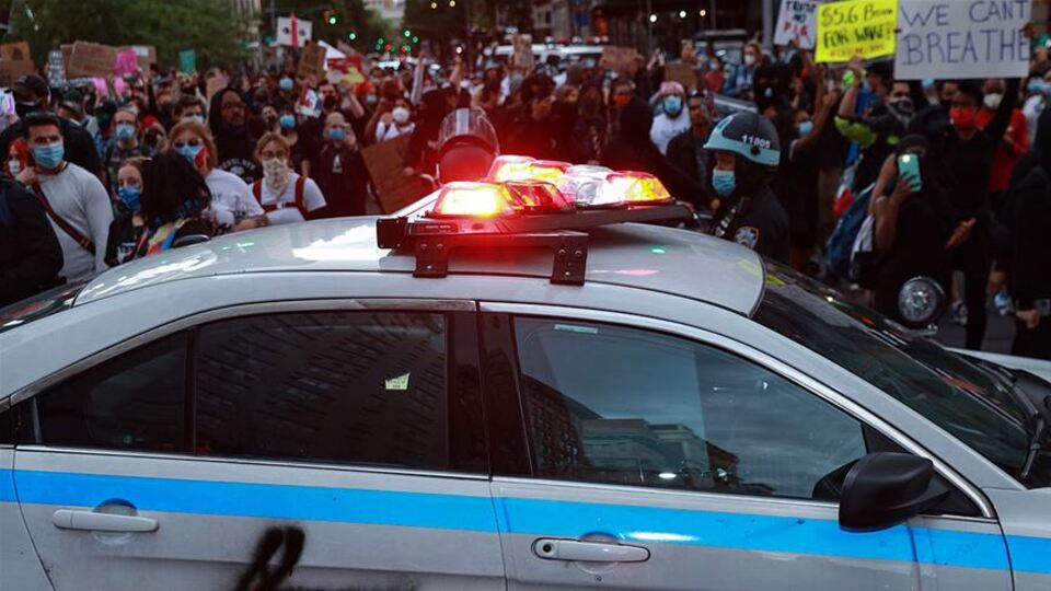 ABD'deki gösterilerde 4 polis vuruldu!