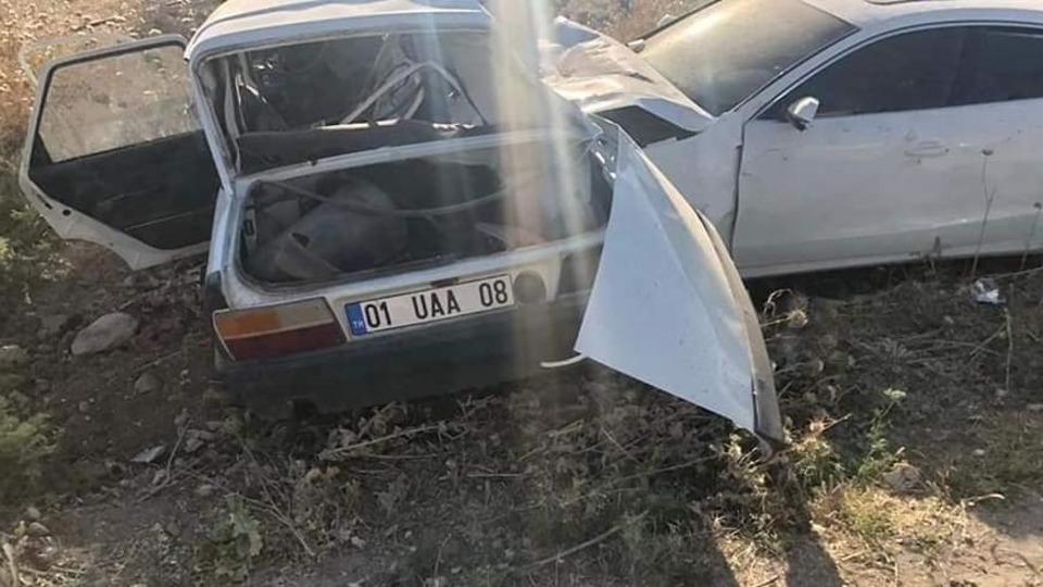 İki otomobil kafa kafaya çarpıştı: 2 ölü, 1 yaralı!