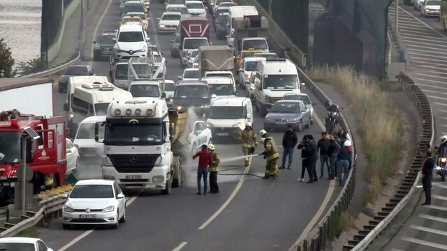 Haliç Köprüsü'nde araç yangını!