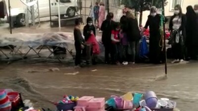 Sağanak semt pazarını vurdu!