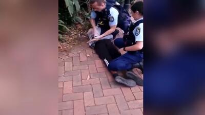 Avustralya polisinden tepki çeken gözaltı!