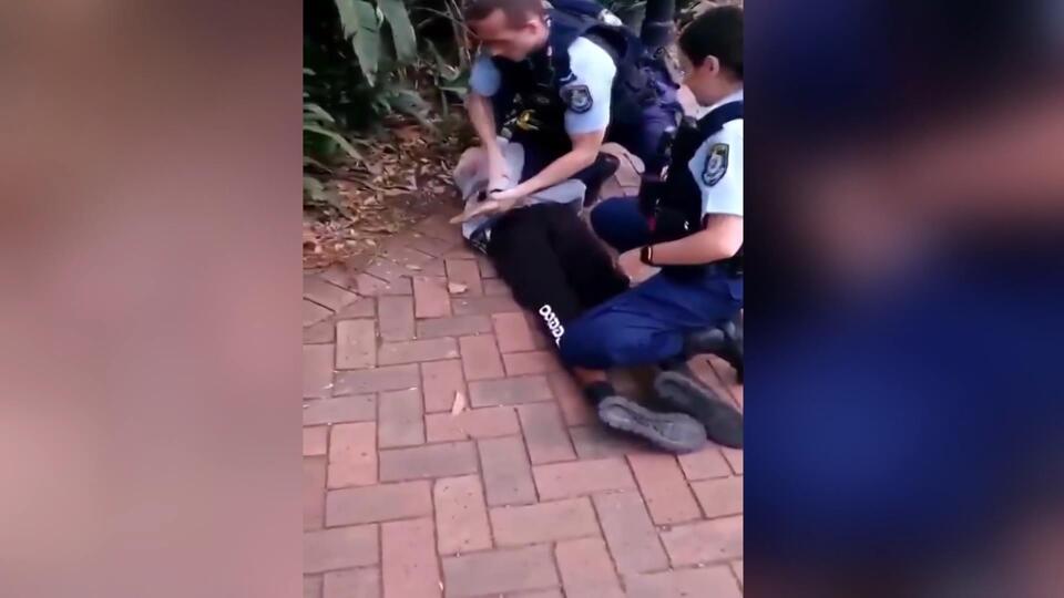 Avustralya polisinden tepki çeken gözaltı!