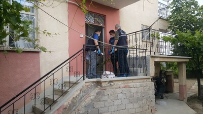 Korkunç olay! Babası ve kardeşini bıçakladı!