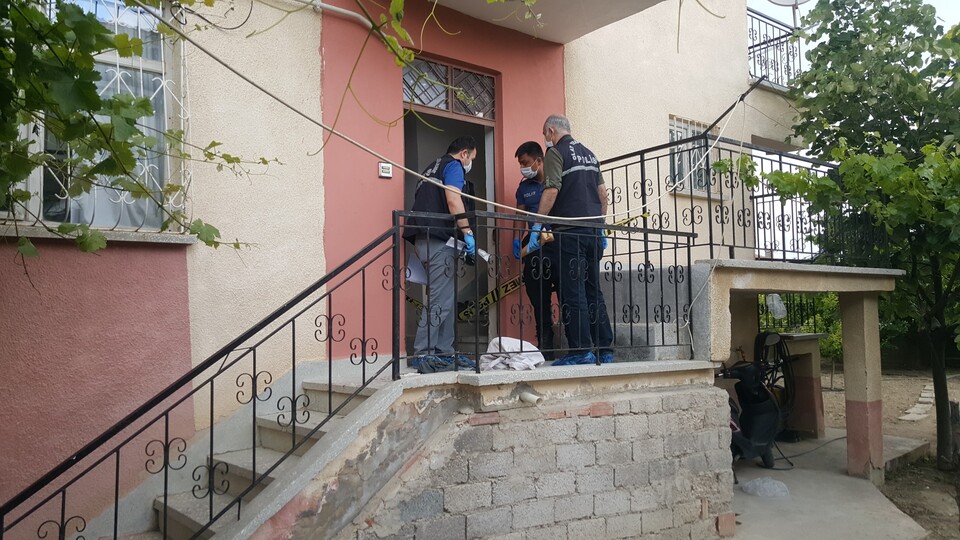 Korkunç olay! Babası ve kardeşini bıçakladı!