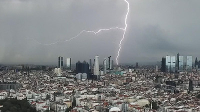 İstanbul'da şimşeklerin dansı görüntülendi!