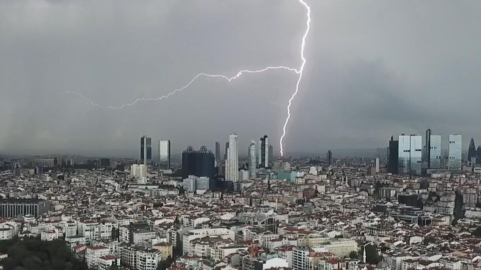 İstanbul'da şimşeklerin dansı görüntülendi!