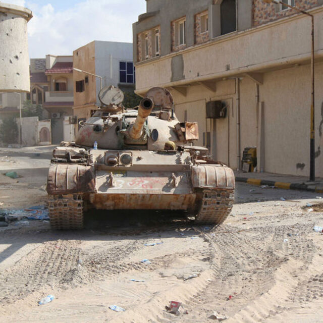 Libya ordusu Hafter milislerine ait 2 tankı ele geçirdi