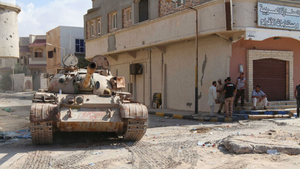 Libya ordusu Hafter milislerine ait 2 tankı ele geçirdi