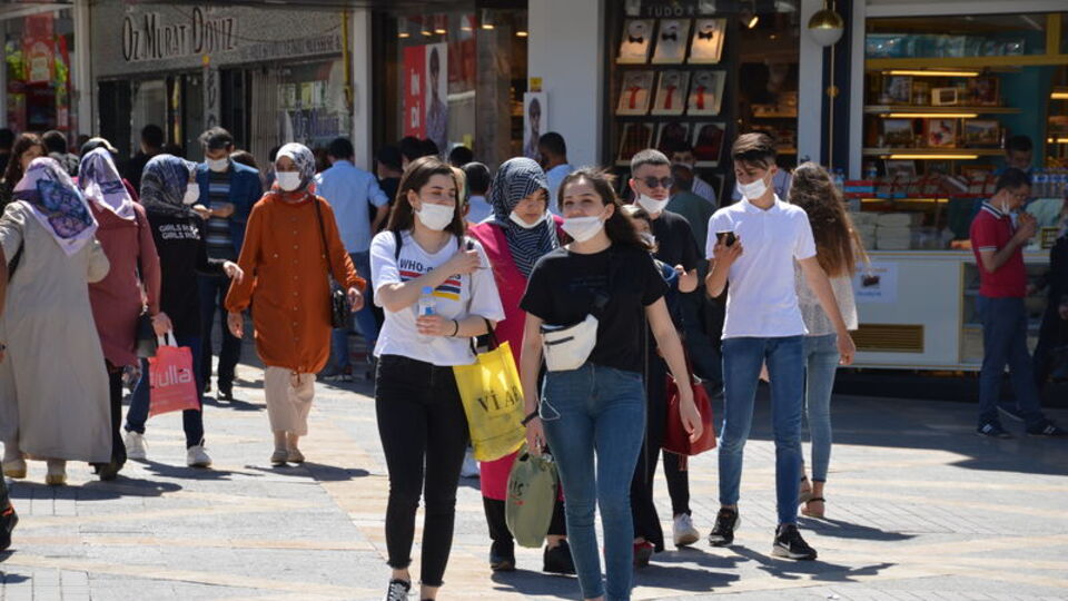 18 yaş altı dışarı ne zaman çıkacak?