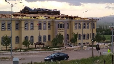 Şiddetli rüzgar adalet sarayının çatısını uçurdu