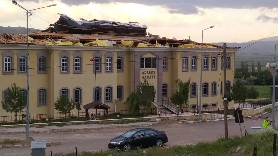 Şiddetli rüzgar adalet sarayının çatısını uçurdu