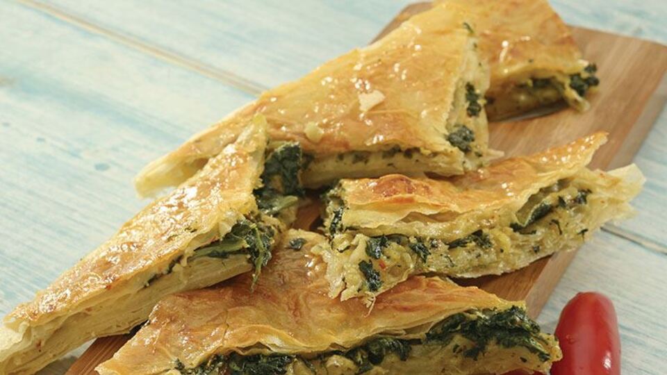 Hazır yufkadan ıspanaklı börek tarifi