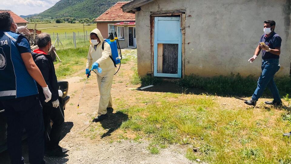 Kırsal mahalle ziyaretinde korona paniği!