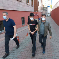 İki kardeşini uyurken bıçakladı!