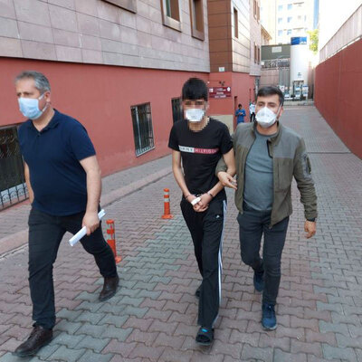 İki kardeşini uyurken bıçakladı!