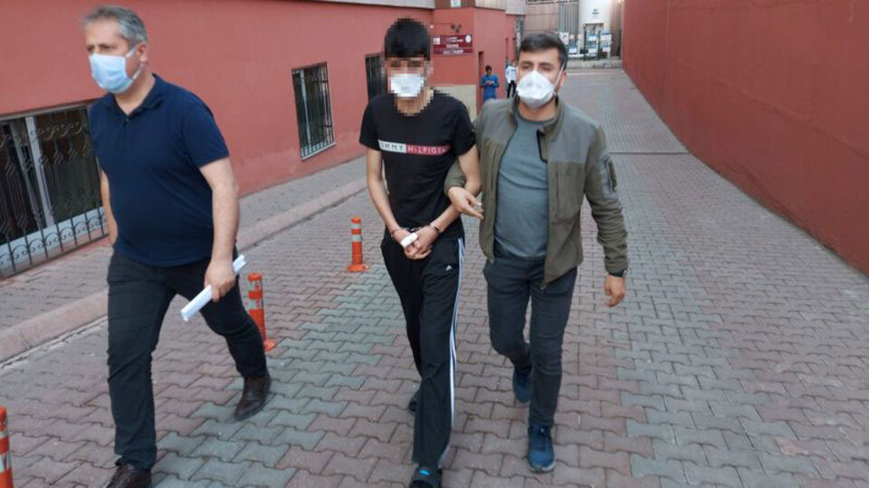 İki kardeşini uyurken bıçakladı!