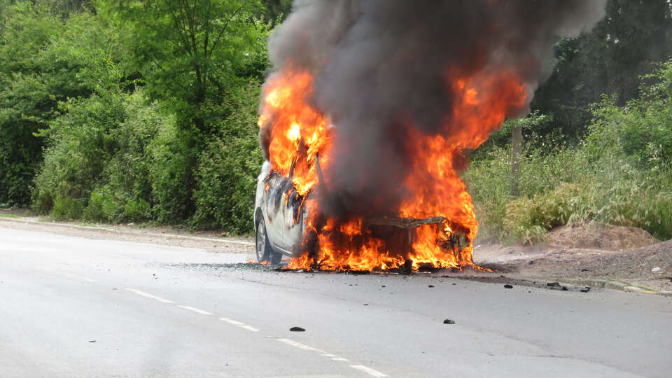 Seyir halindeki otomobil alev alev yandı!