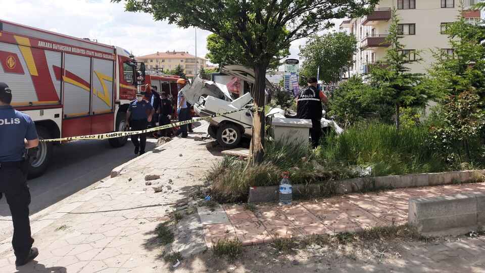 Başkent'te otomobil otobüs durağına daldı: 1 ölü!