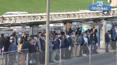 Metrobüs durağında korkutan görüntü!