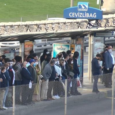 Metrobüs durağında korkutan görüntü!