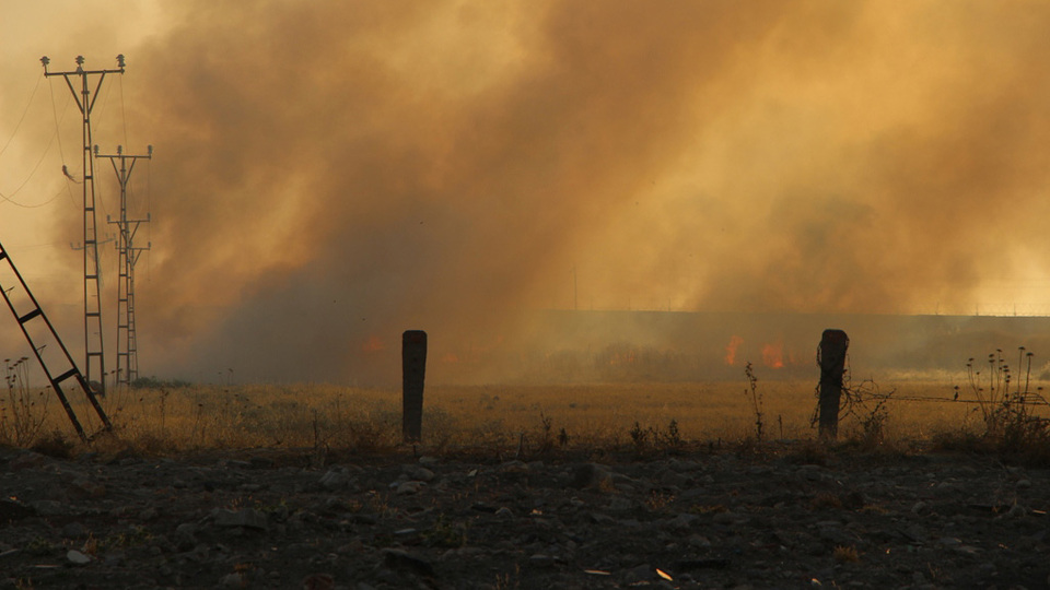 Suriye sınırındaki yangına TOMA ile müdahale edildi