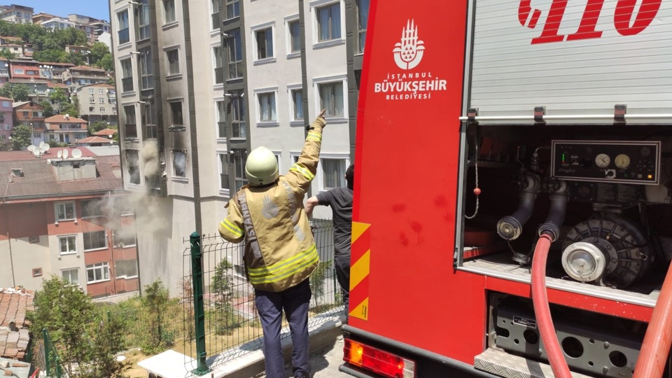 Alibeyköy'de yangın! Üst katta mahsur kaldılar!