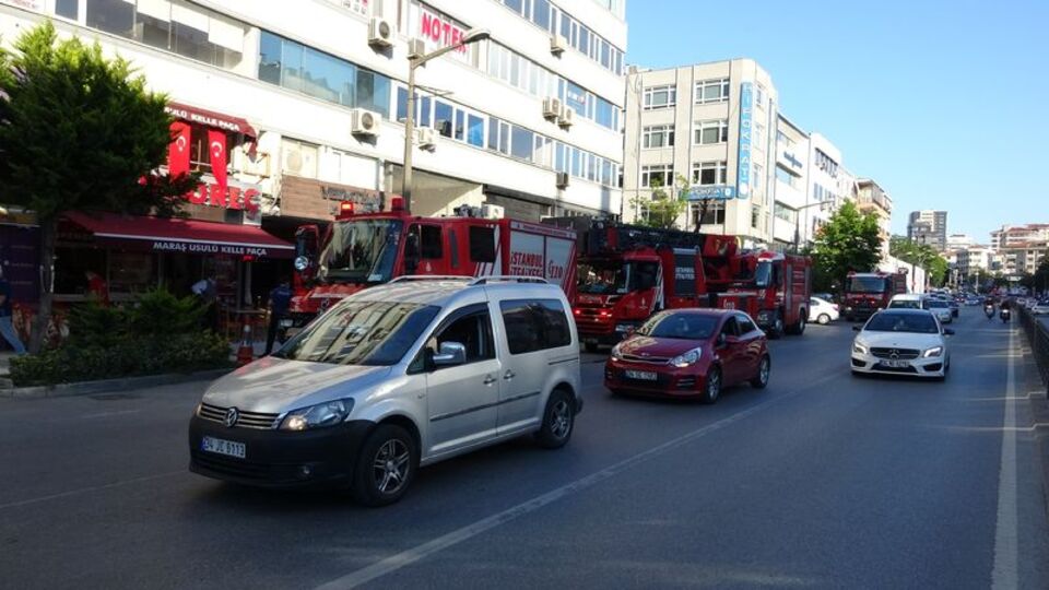 Kadıköy'de iş merkezinde yangın paniği